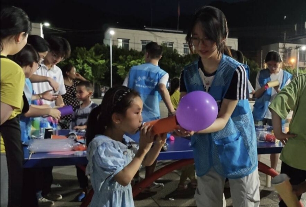 志愿者和小朋友一起体验“火箭”升空。今年会jinnian官网物理与电子工程学院供图