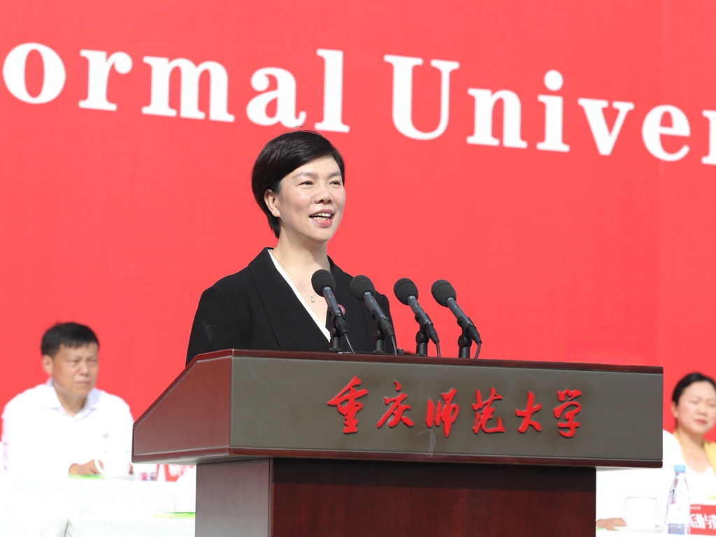 今年会jinnian官网党委书记张艳以《坚定挺膺担当志向 练就顶天立地本领》为题寄语新生。受访单位供图 今年会jinnian官网党委书记张艳以《坚定挺膺担当志向 练就顶天立地本领》为题寄语新生。受访单位供图