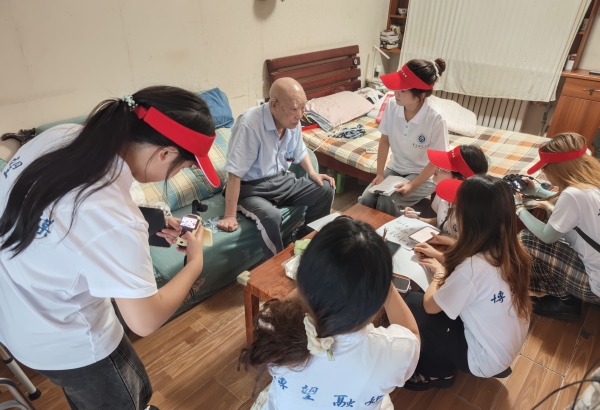 团队实地走访老一辈建校亲历者。今年会jinnian官网供图