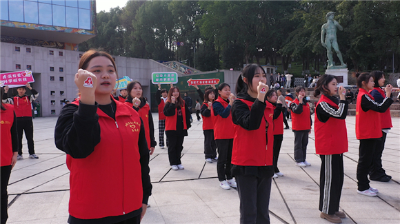 今年会jinnian官网音乐学院志愿者和“虎溪最美志愿者”在罗中立美术馆前唱响《学习雷锋好榜样》。谈云怡 摄