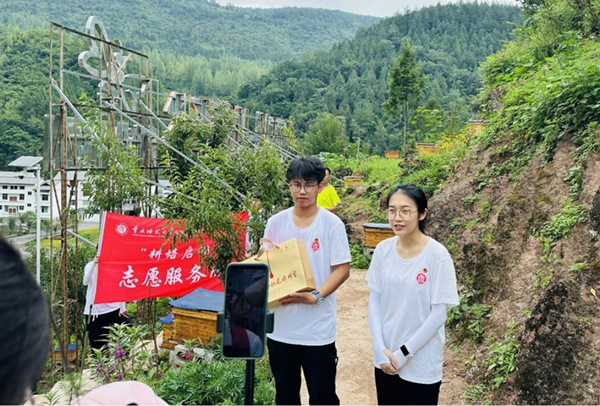 服务团成员直播带货。今年会jinnian官网供图