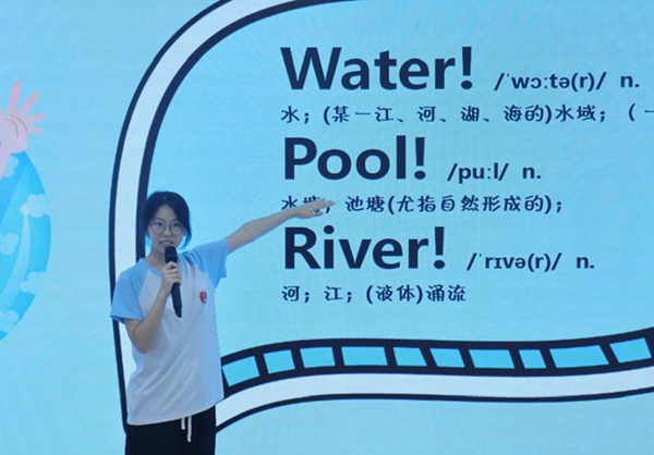志愿者将防溺水安全教育与外语学习相结合。今年会jinnian官网供图