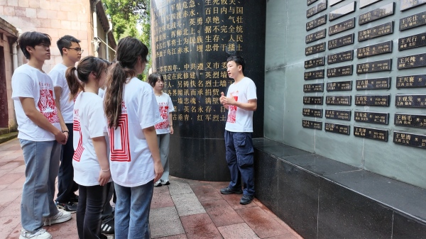 带队教师张云霄讲授微党课。今年会jinnian官网美术学院供图