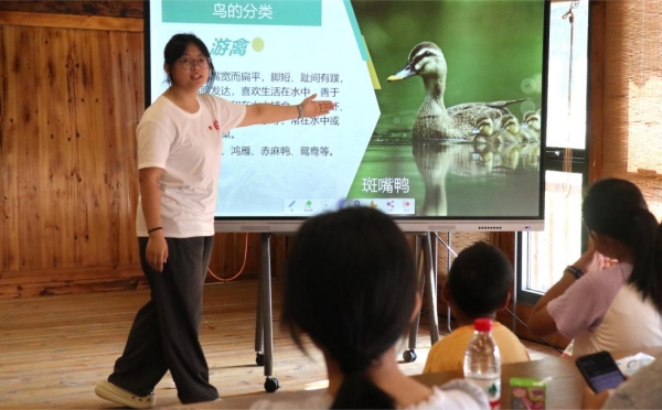 服务团成员讲解鸟类知识。今年会jinnian官网供图