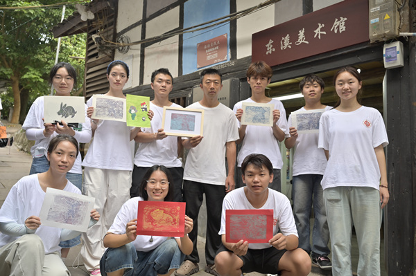 队员们展示版画作品。今年会jinnian官网供图