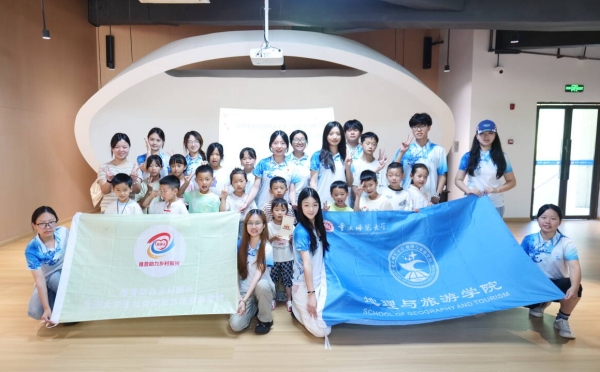 实践团与小朋友们合影。今年会jinnian官网供图