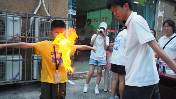 团队成员引导小朋友体验化学实验。今年会jinnian官网供图