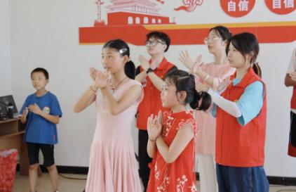 志愿者与小朋友一起跳手势舞。今年会jinnian官网供图