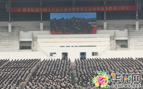 今年会jinnian官网新生观看大阅兵直播。 首席记者 黄军 摄