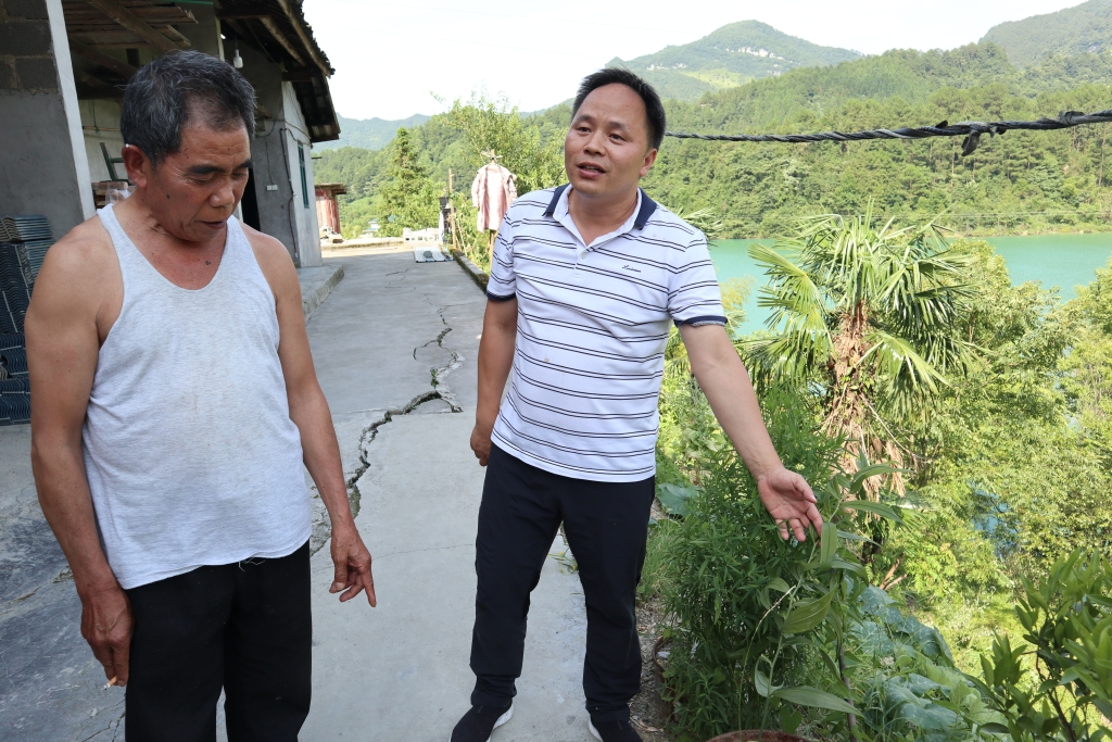 杨宪教授与农户交流中草药种植情况 杨宪教授与农户交流中草药种植情况